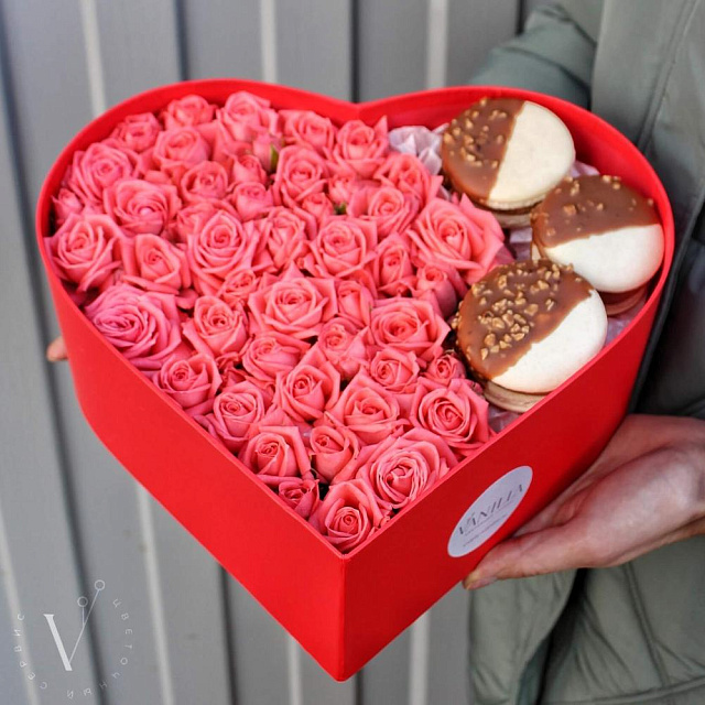 Сердце с макарунами и кустовыми розами - изображение 2