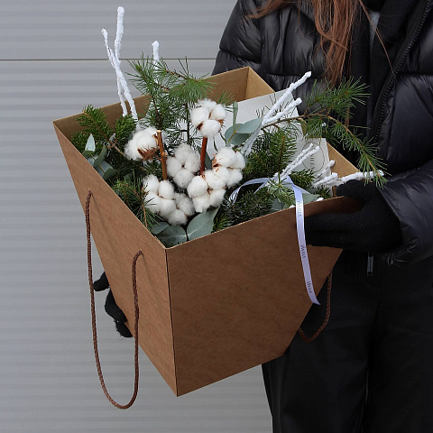 Новогодние композиции с цветами: Сборный букет микс из хвои "Зима"