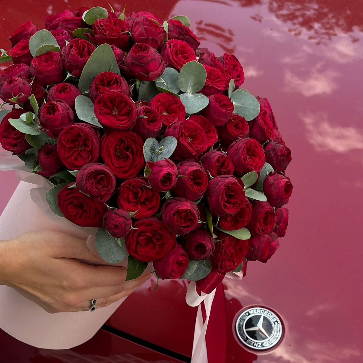 красные розы в цилиндре