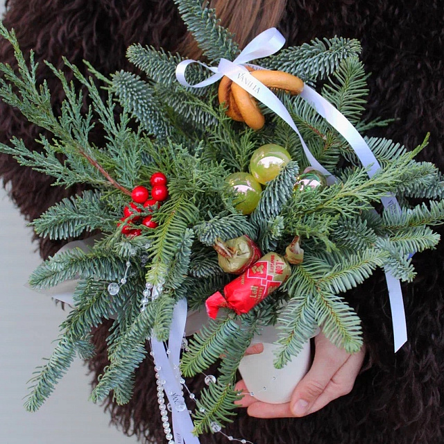 Новогодние букеты: Композиция из нобилиса "Яркий Новый год"