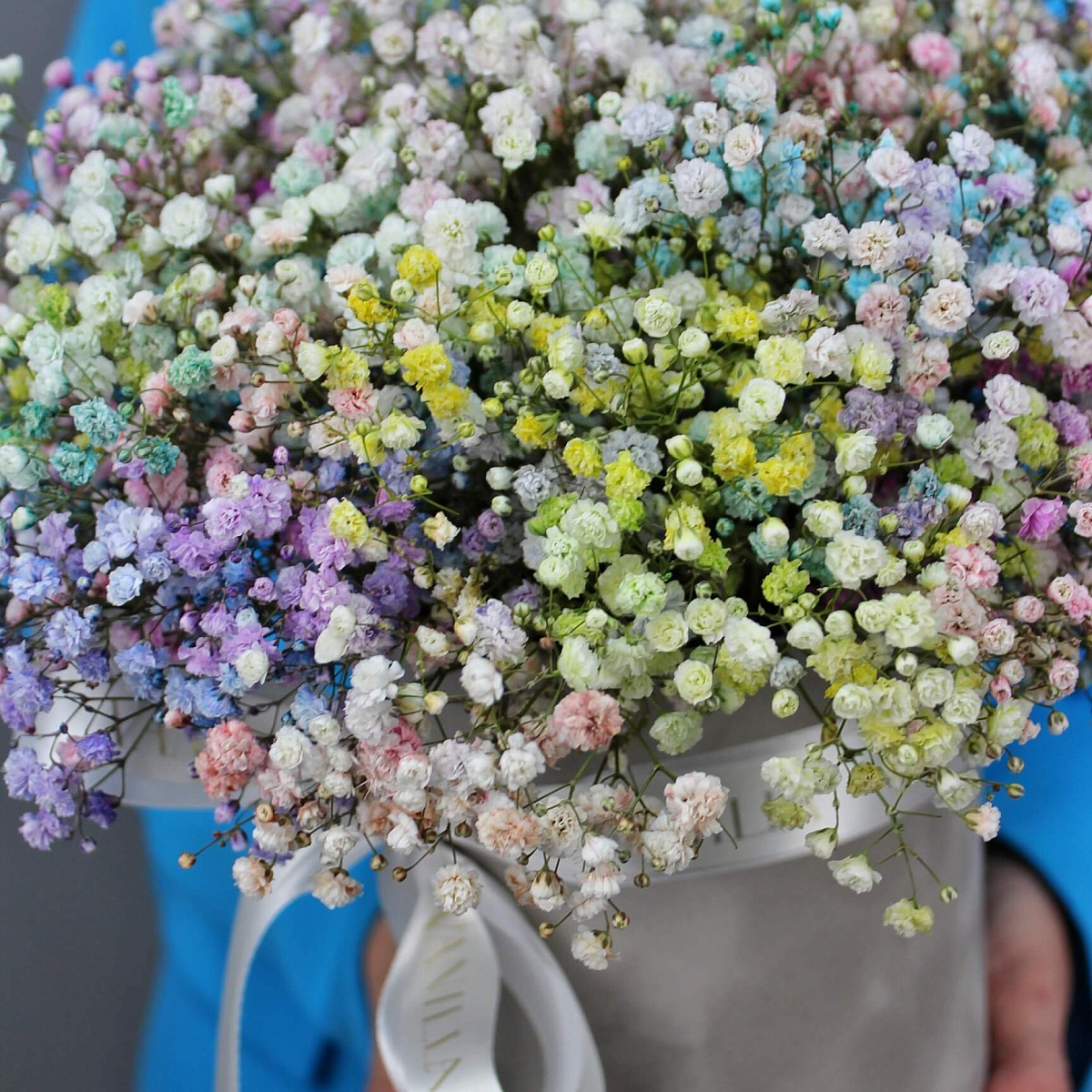 Композиция с радужной гипсофилой