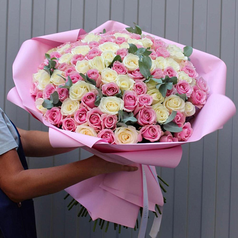 Букет из 101 розы микс с эвкалиптом 70 см - изображение 2