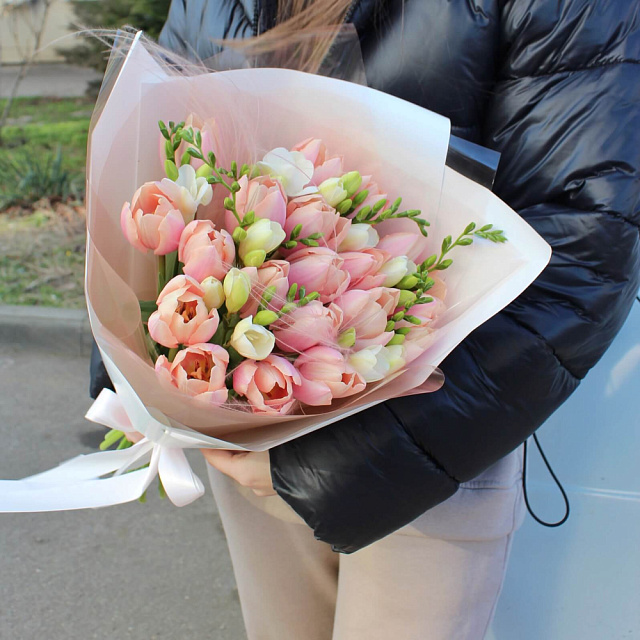 Букет с тюльпанами и фрезией «Персиковая нежность» - изображение 2