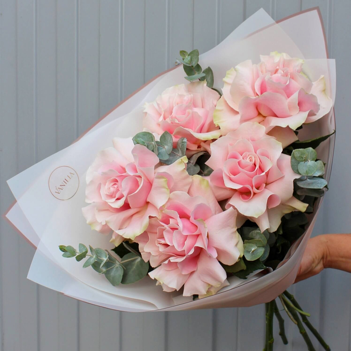 Букет из 5 роз Pink Mondial с эвкалиптом