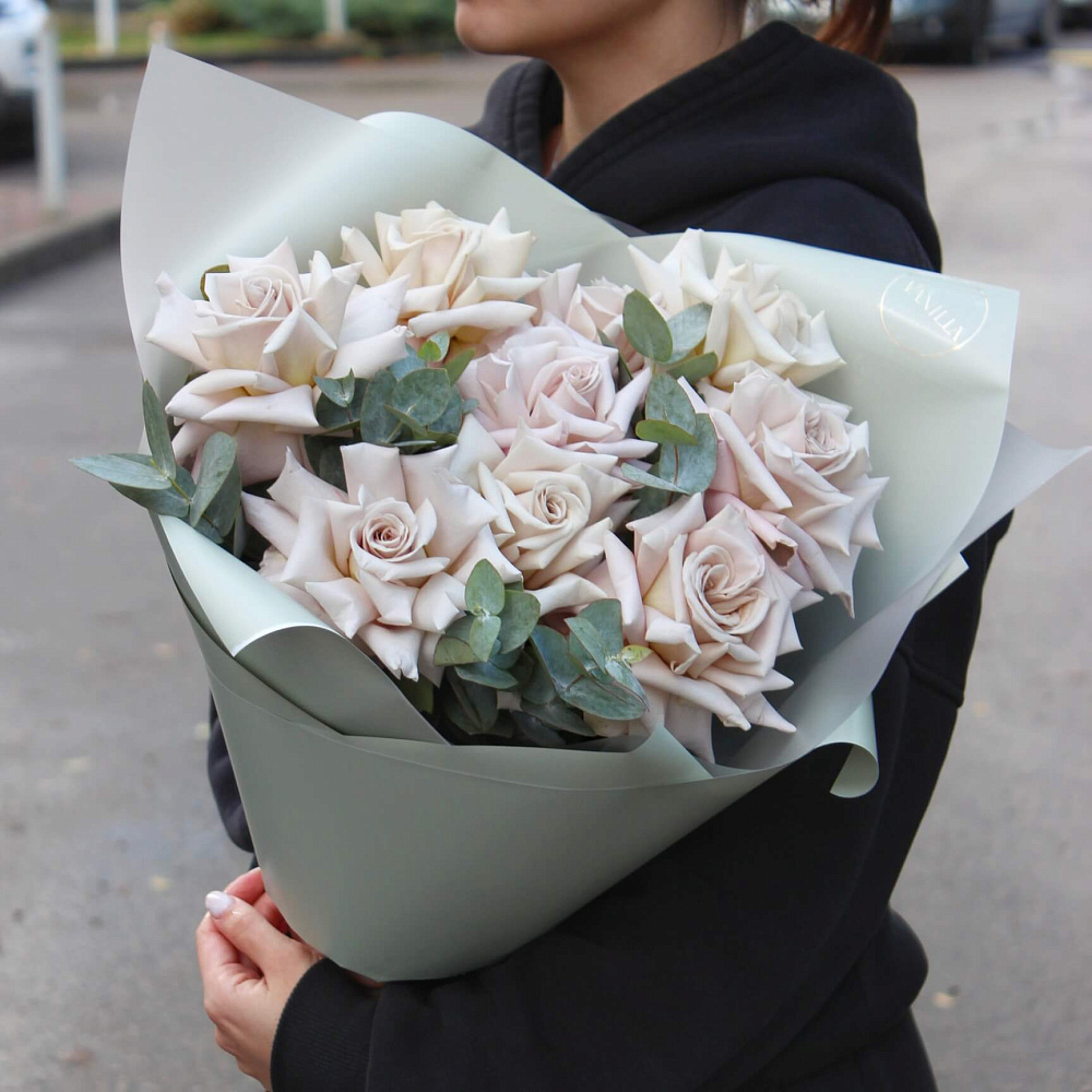 Нежный букет из 9 роз с эвкалиптом