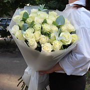 29 белых роз с эвкалиптом