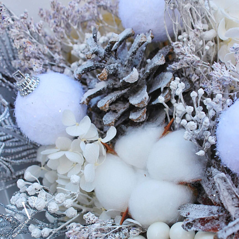 Новогодние композиции с цветами: Новогодний букет из сухоцветов и игрушек