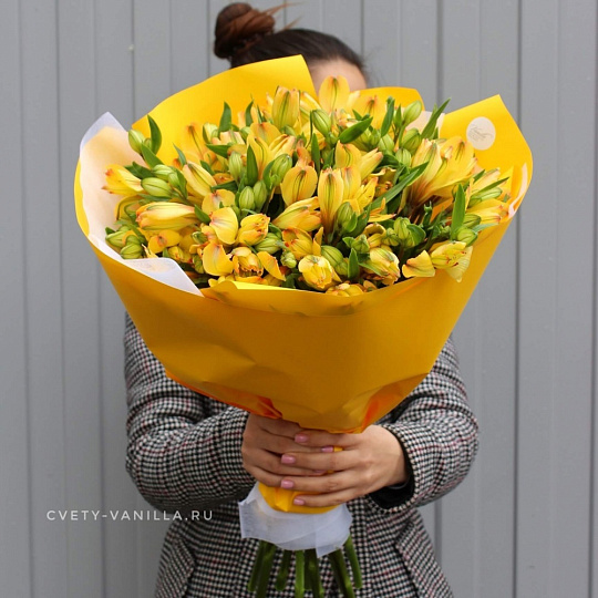 Яркий букет из альстромерии