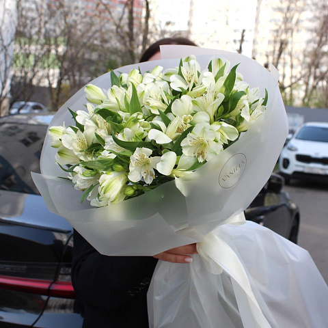 Недорогие букеты: Букет из белой альстромерии