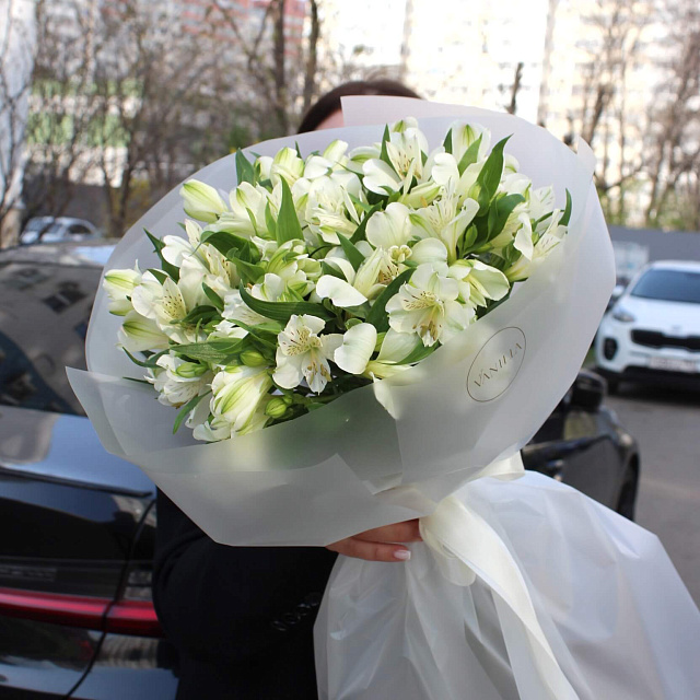Подарки на 14 февраля: Букет из белой альстромерии