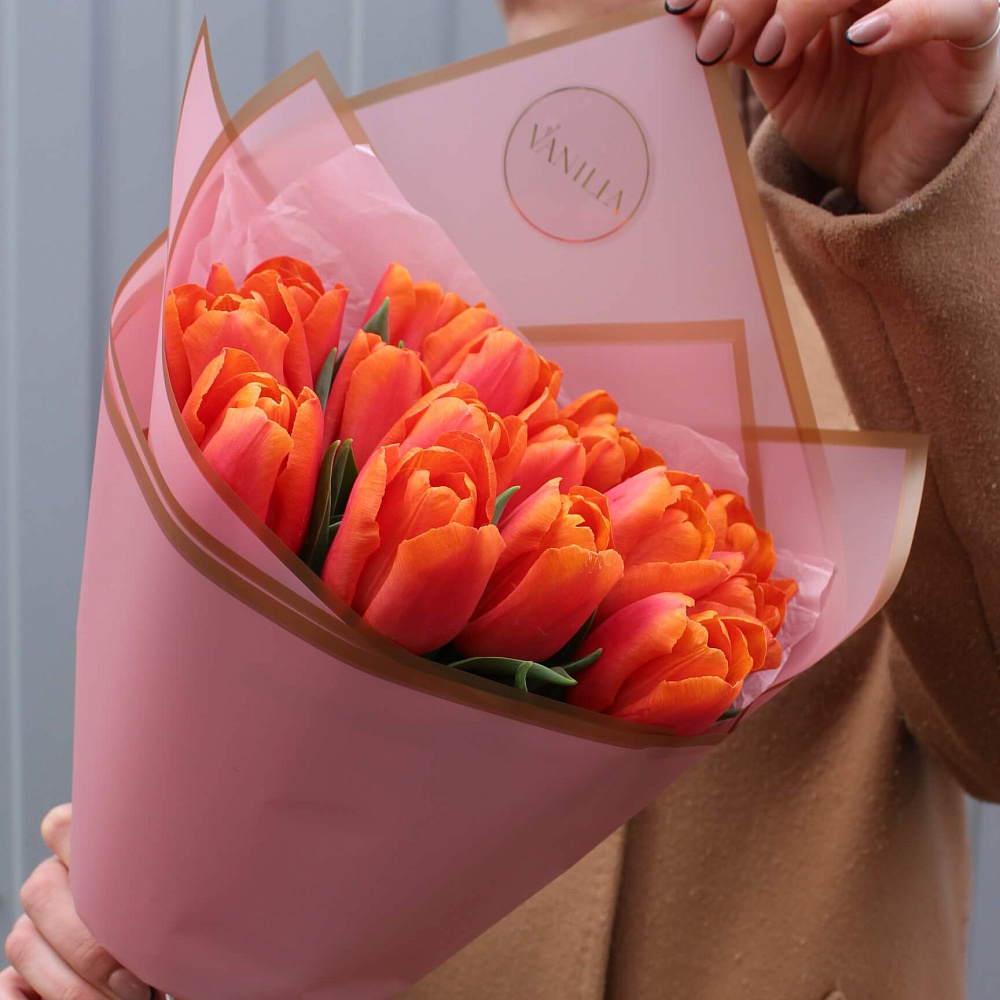 Букет из 15 ярких тюльпанов