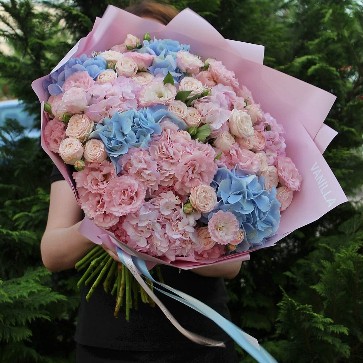 Букет микс из кустовых пионовидных роз