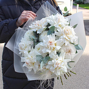 Букет из белых роз и хризантем