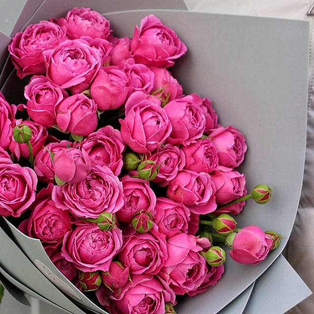 Букеты из 9 роз: Яркий букет с пионовидной розой