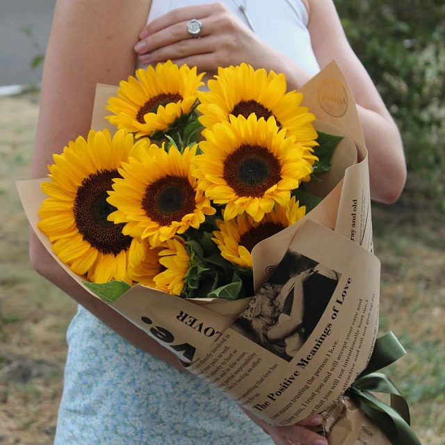 Букет из 7 подсолнухов в крафте - изображение 2