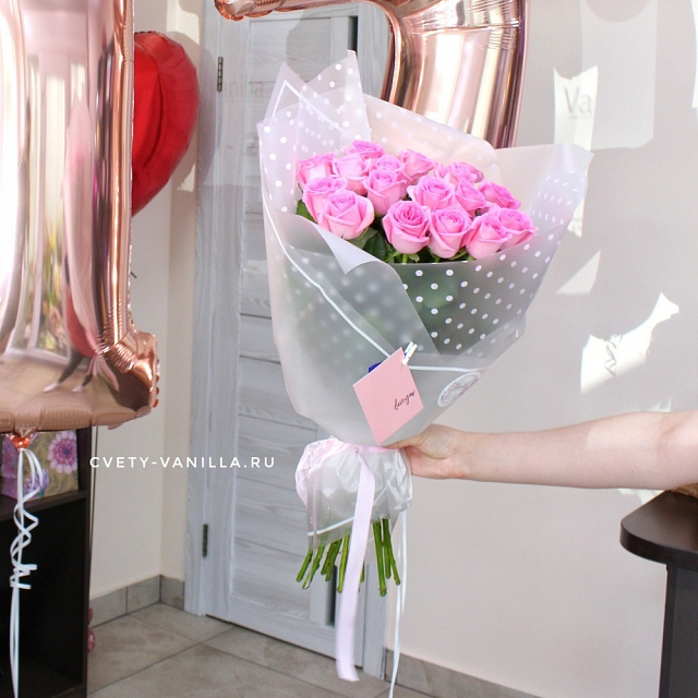 Цветы на Выпускной: Букет из 17 российских розовых роз