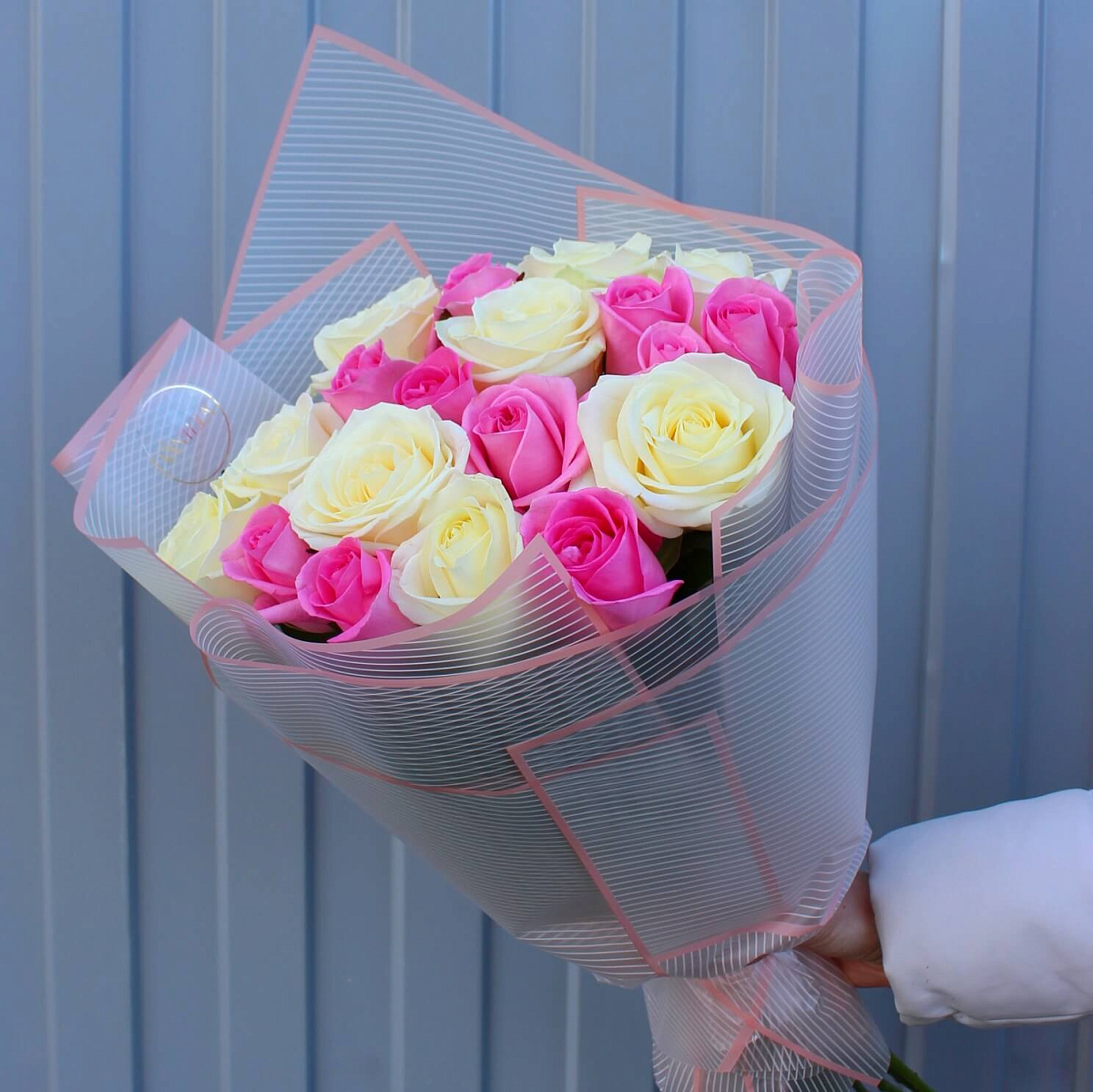 Букет из 19 микс роз Love