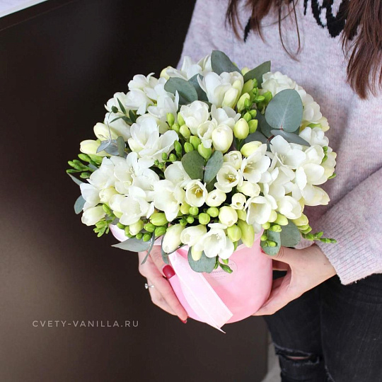 Букет из фрезий в шляпной коробочке - изображение 2