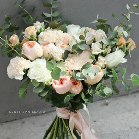 Цветы на праздник: Букет из роз и диантуса