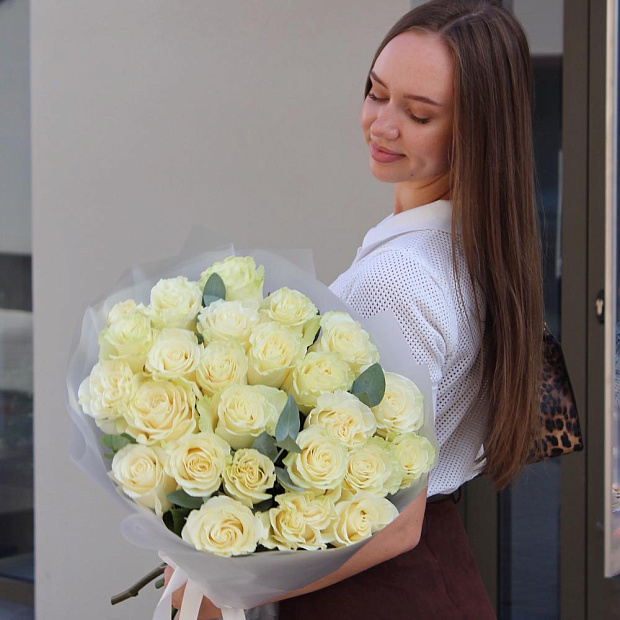 25 импортных белых роз