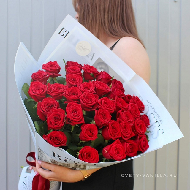 Букет цветов мужчине : 35 роз Рэд Наоми 60 см в оформлении