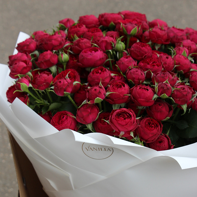 Букеты для жены: Букет из 21 розы "Марун" в оформлении
