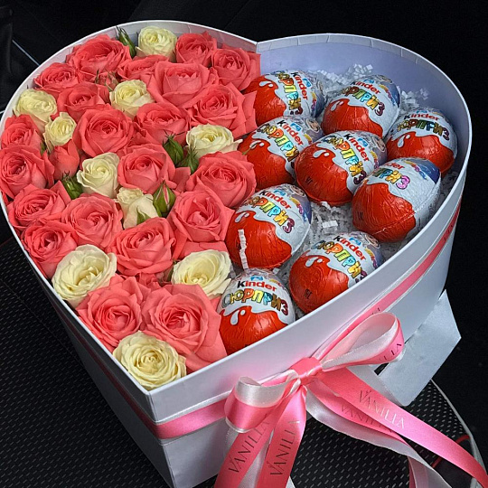 Кустовые розы с киндерами в коробке в виде cердца - изображение 2