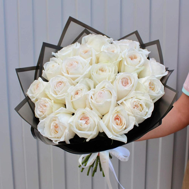 Букет из 21 ароматной розы Вайт Охара - изображение 2