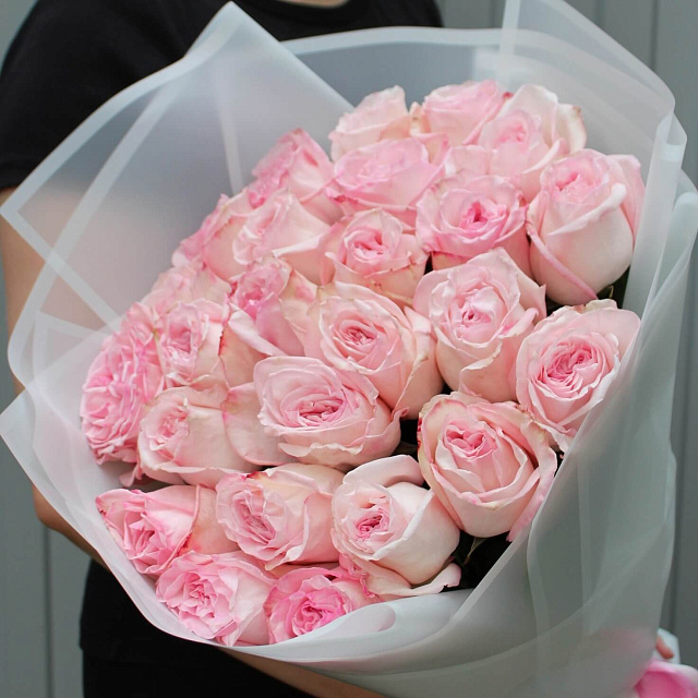 Пионовидные розы: Букет из 25 ароматных розовых роз