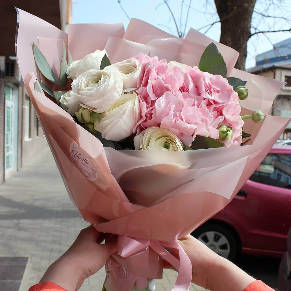 Букет из ранункулюсов и гортензии