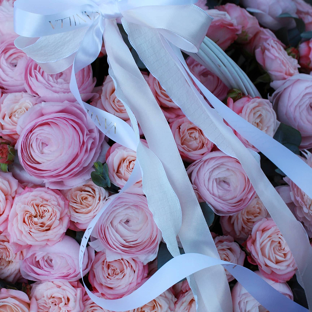 Корзина с пионовидной розой и ранункулюсами