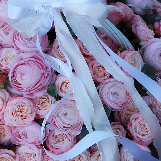 Корзина с пионовидной розой и ранункулюсами