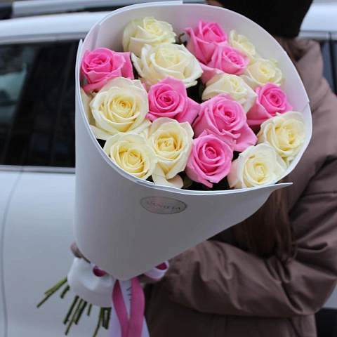 Букет из 17 роз микс 70 см в оформлении - изображение 2