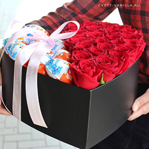 Коробка с розами и Киндерами