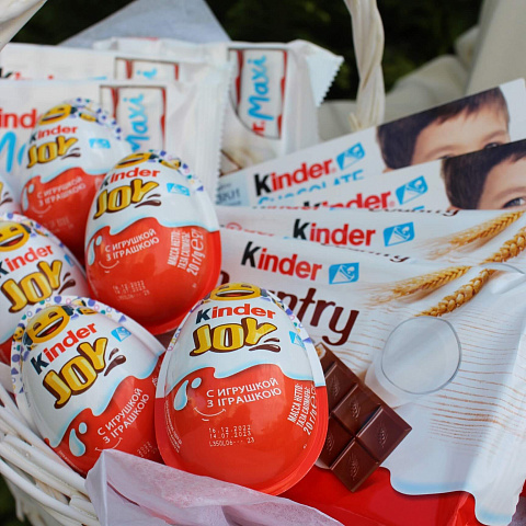 Корзина со сладостями Киндер Сюрприз