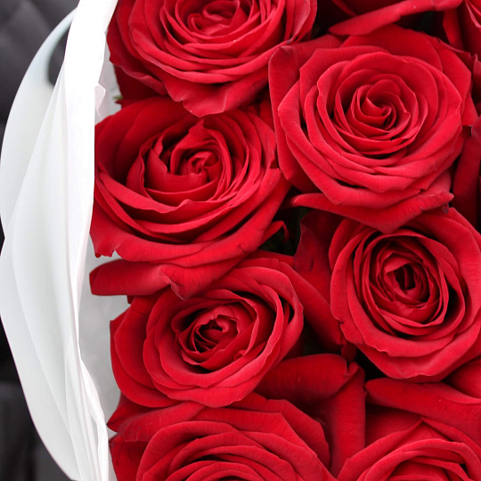 Букет красных роз: 21 роза Ред Наоми в нежном оформлении