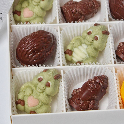 Новогодние композиции с цветами: Бельгийский шоколад ручной работы 9шт.