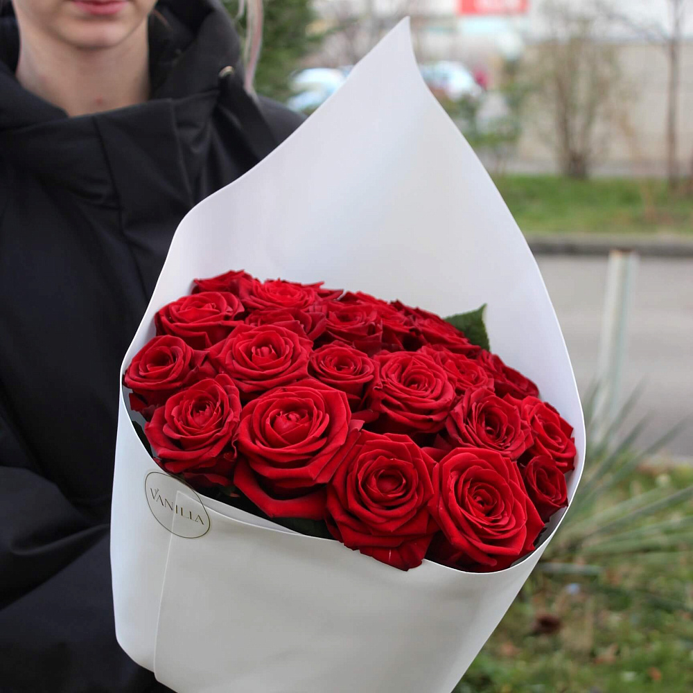 Букет из 23 роз Ред Наоми 60 см