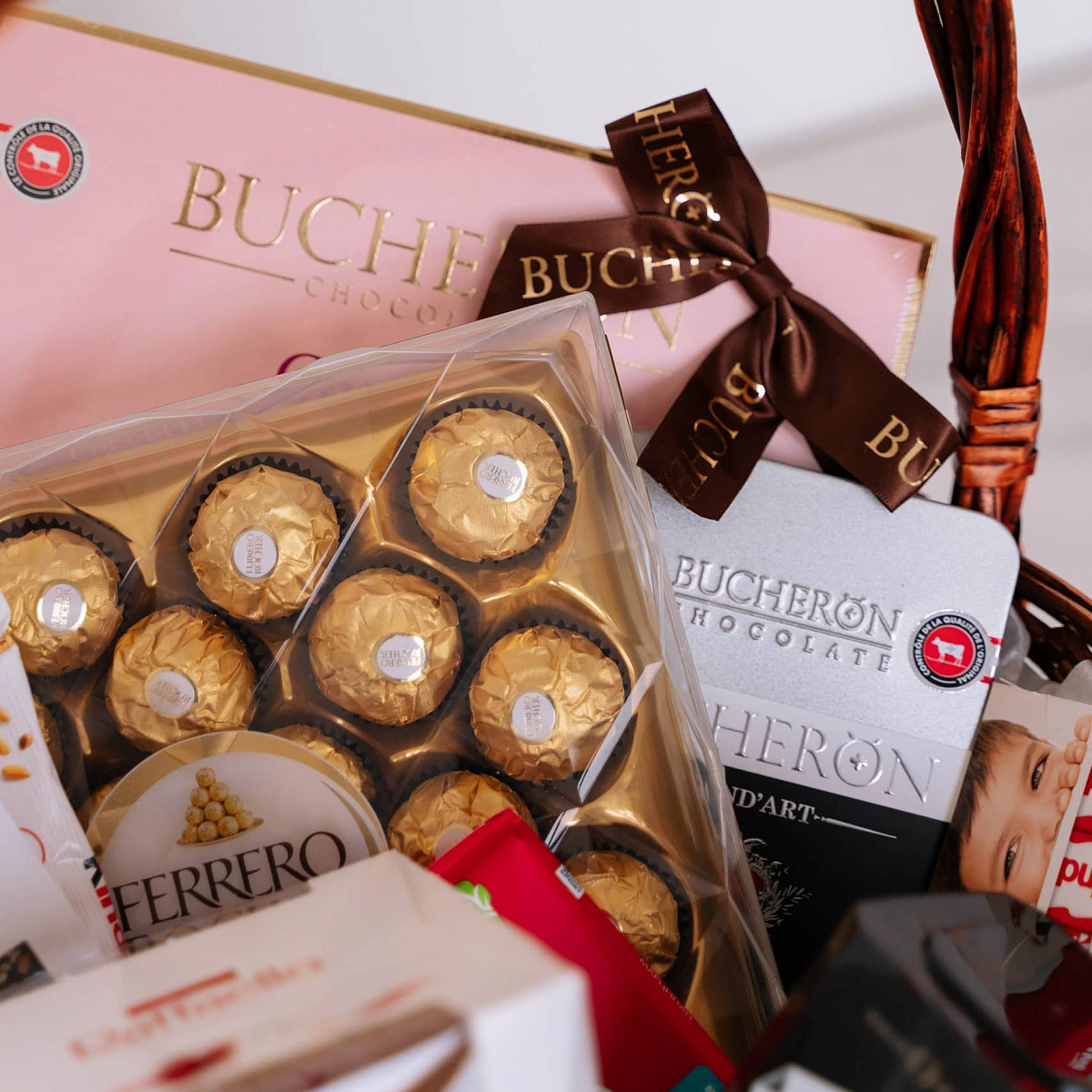 Подарочная корзина со сладостями VIP