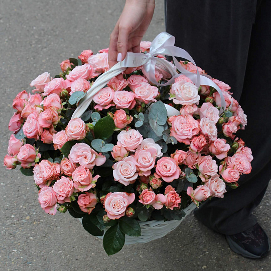 Корзинка с сезонными цветами