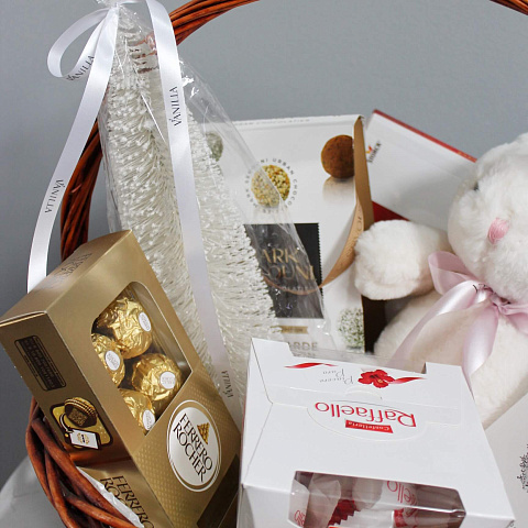 Подарочные корзины: Подарочная корзинка из сладостей и игрушки