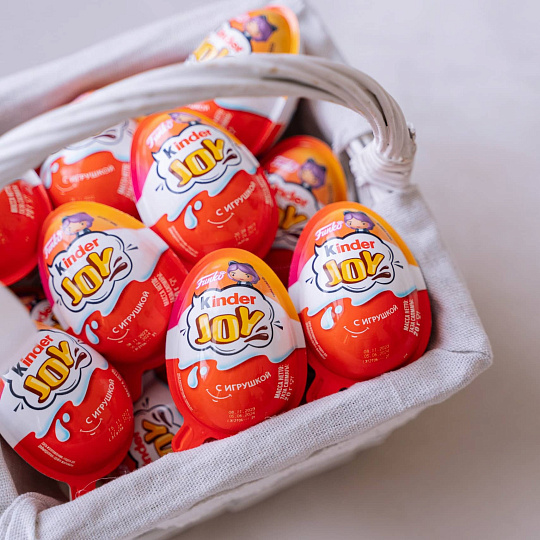 Подарки на 14 февраля: Корзинка с Киндерами Джой 15 шт