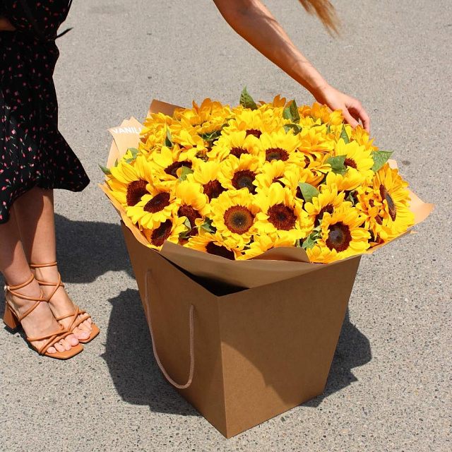 Букет из 51 подсолнуха в крафте - изображение 2