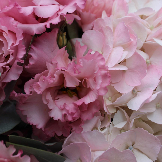 Цветы на праздник: Авторский сборный букет "Нежный микс"