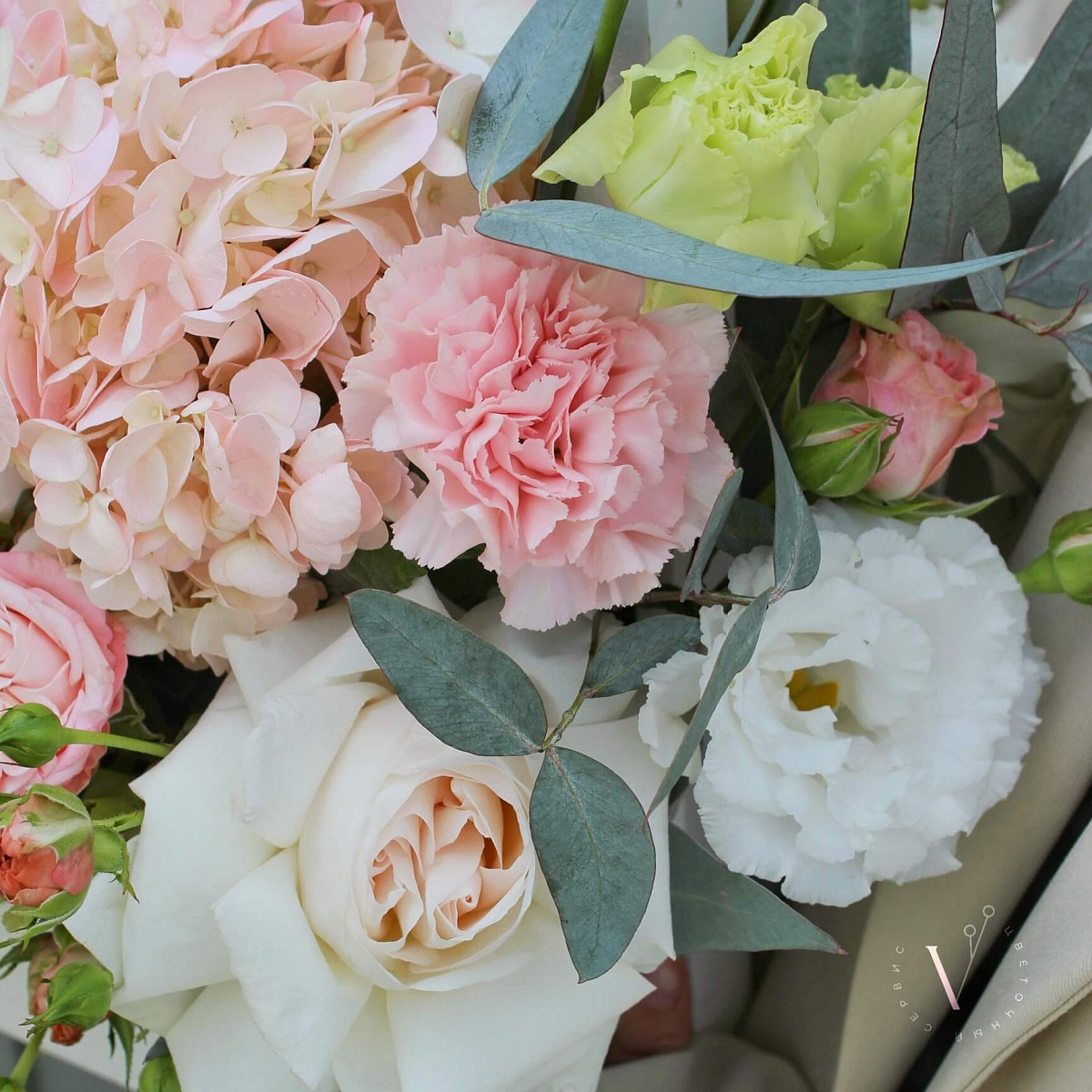 Цветочная композиция в деревянном ящике