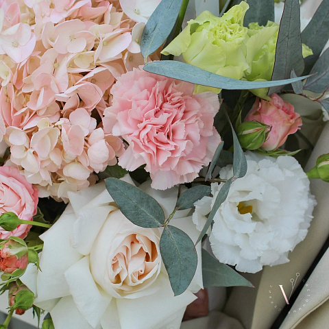 Дорогие букеты : Цветочная композиция в деревянном ящике