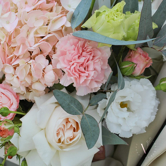 Цветочная композиция в деревянном ящике