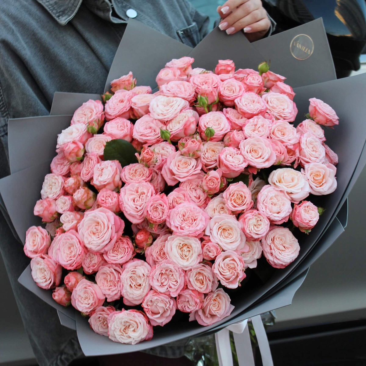 Кустовые пионовидные розы Бомбастик 29 шт в оформлении
