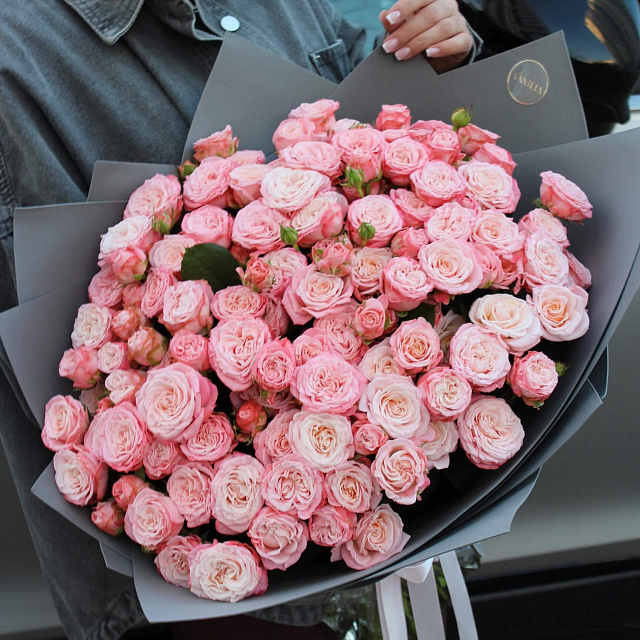 Цветы на праздник: Кустовые пионовидные розы Бомбастик 29 шт в оформлении