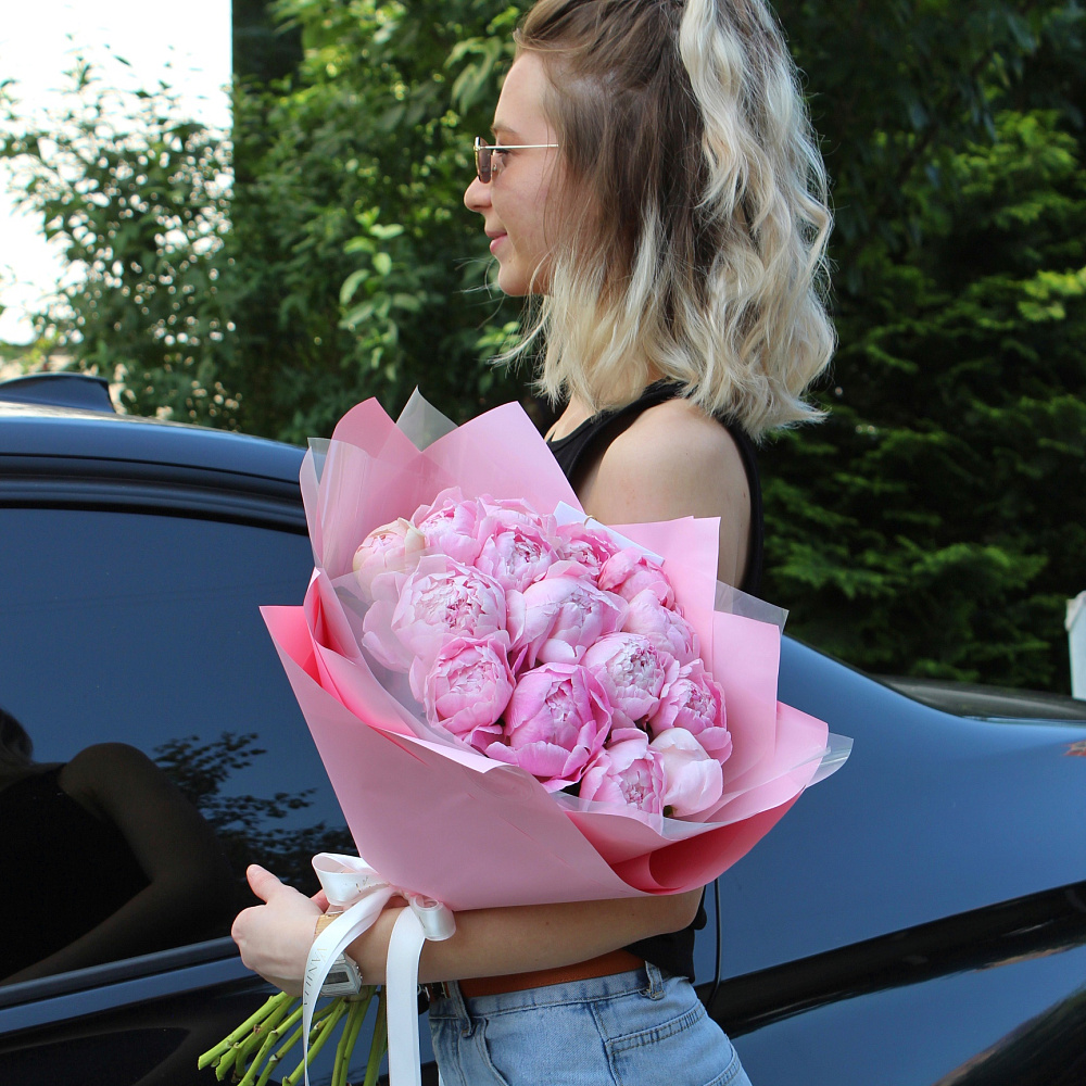 Ароматный букет из 15 пионов 